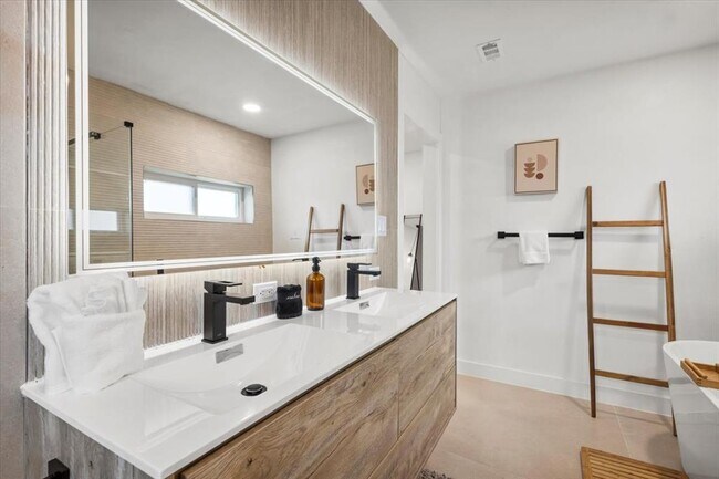 Building Photo - 9005 Balcones Club Dr