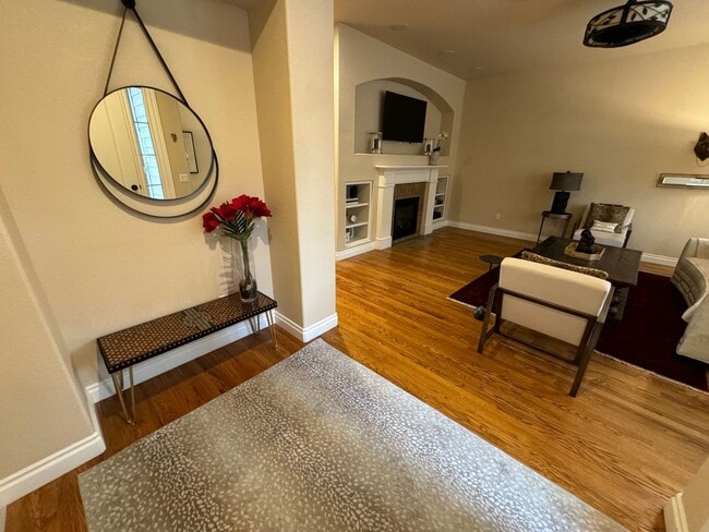 Building Photo - Amazing Lone Tree Home!