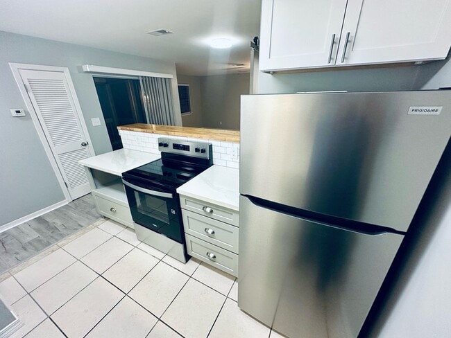 Building Photo - 500 Lincoln St