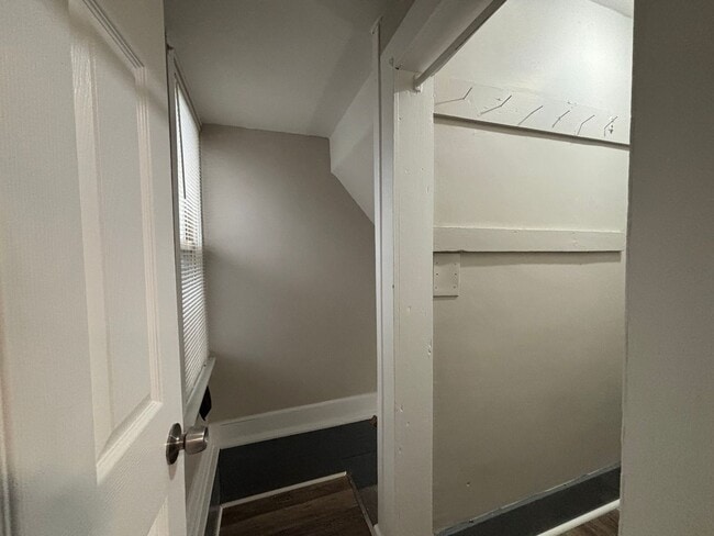 Building Photo - 3 Bedroom 1 Bath, Single Family Home, Lyell - Otis Neighborhood!