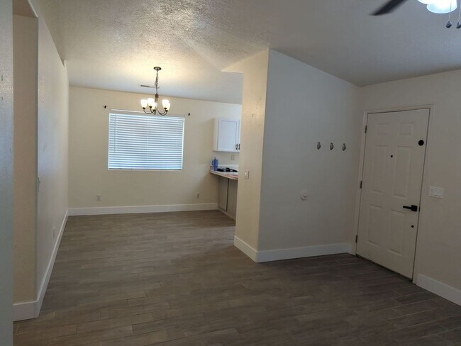 Building Photo - Centrally Located 3 Bedroom Condo. Small D...