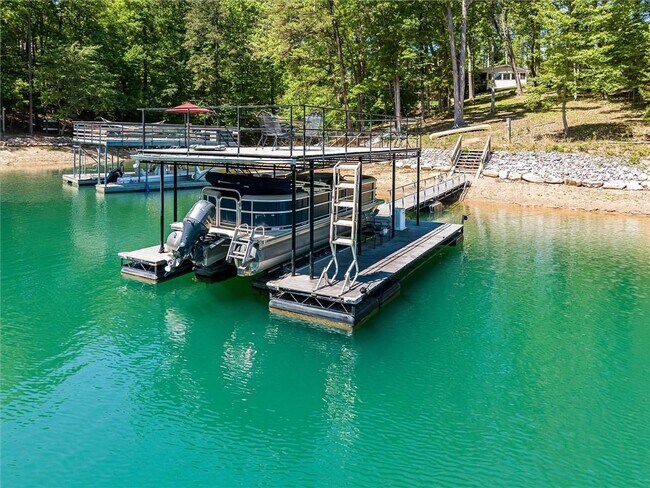 Building Photo - 6265 Lakeview Dr