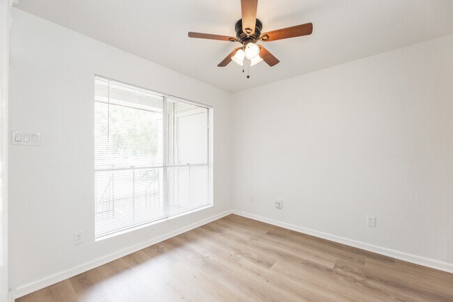 Building Photo - 3900 Woodchase Dr