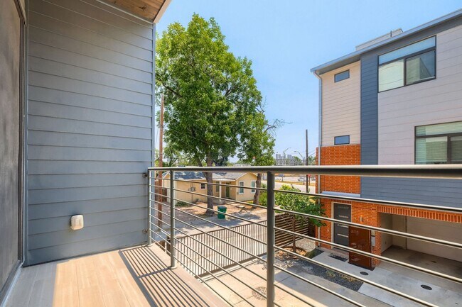 Building Photo - 1606 N Hackberry St