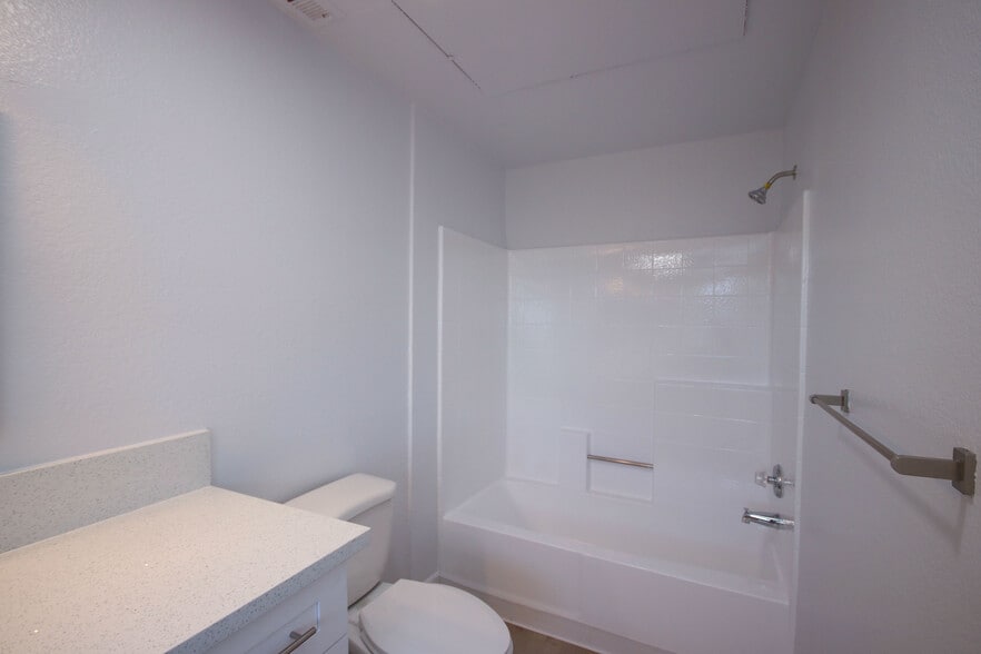 Building Photo - 156 S Oak Knoll Ave