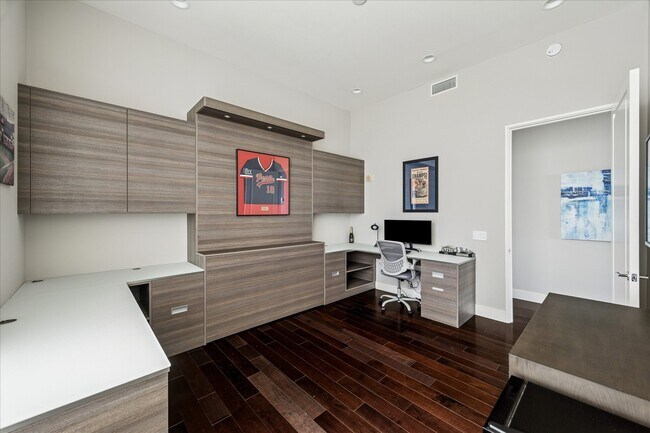 Building Photo - 2727 Kirby Dr