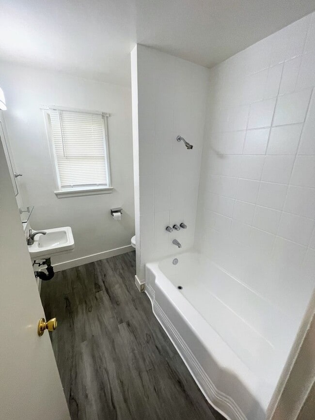 Building Photo - Simple, vintage, and beautiful! 1bd/1ba near Downtown NoHo and arts district