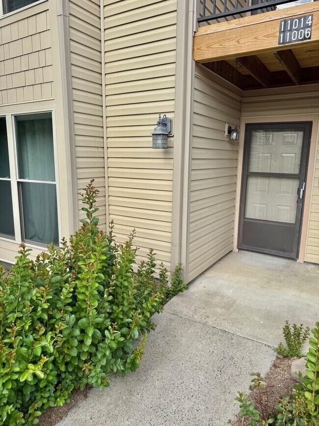 Building Photo - Fully Renovated 2 Bed, 2 Bath Ground-Floor...