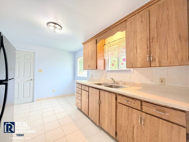 Building Photo - Charming Tacoma Home with Huge Fenced Yard, Garage & Hardwood Floors