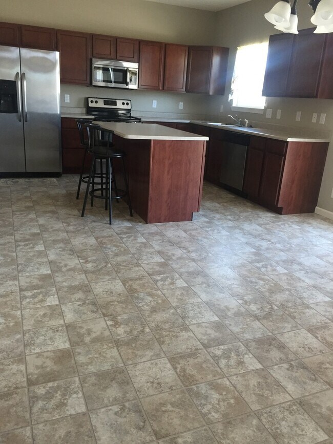 Building Photo - Modern 4 Bedroom, 2.5 Bath West Side Single Family Home