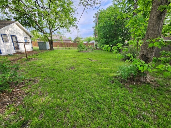 Building Photo - 426 W 5th