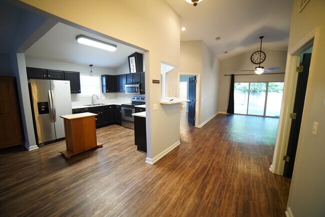 Building Photo - 3 bd / 2 ba Beauty w/2 car garage off of Apalachee Parkway