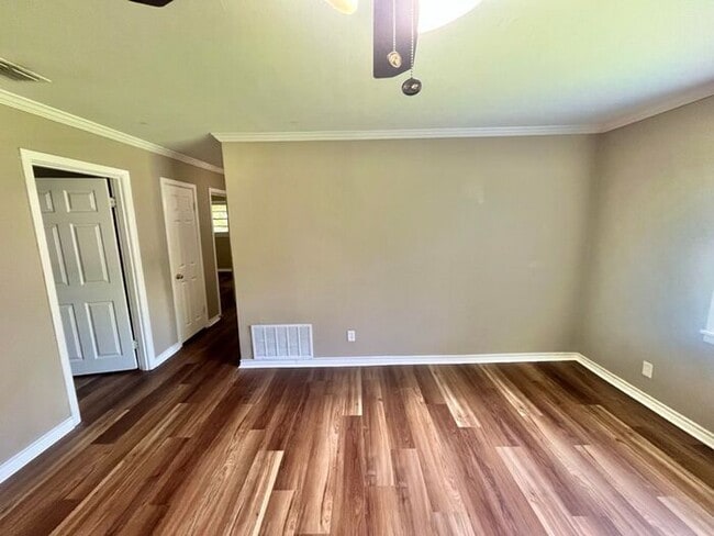 Building Photo - Tour Today! 3 Bedroom 2 Bath Single Family Home in Longview!