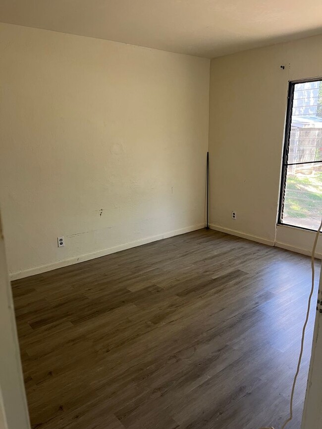 Building Photo - Partly Furnished 2 bedroom 1 bath unit