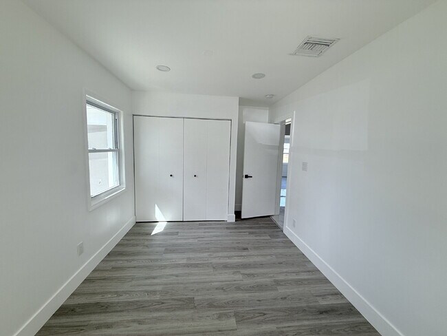 Building Photo - 311 Wren Ave