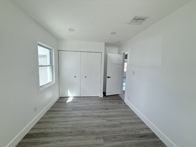 Building Photo - 4-bedroom, 2-bathroom