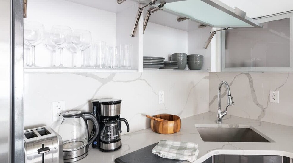 Building Photo - 244 E 75th St