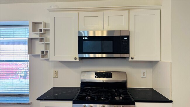 Building Photo - 15307 Flemington Ave