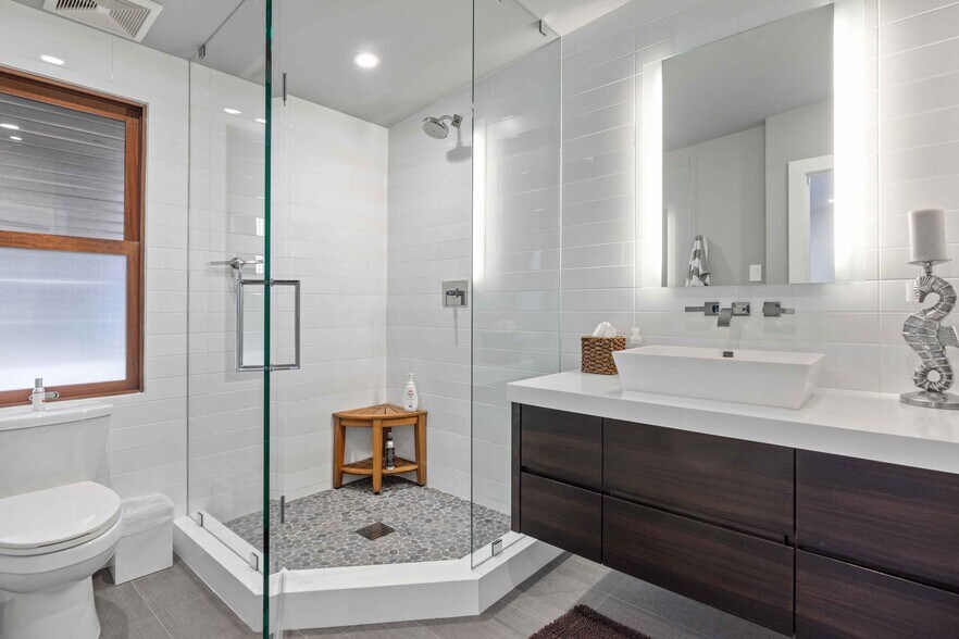 Building Photo - 716 Manhattan Ave