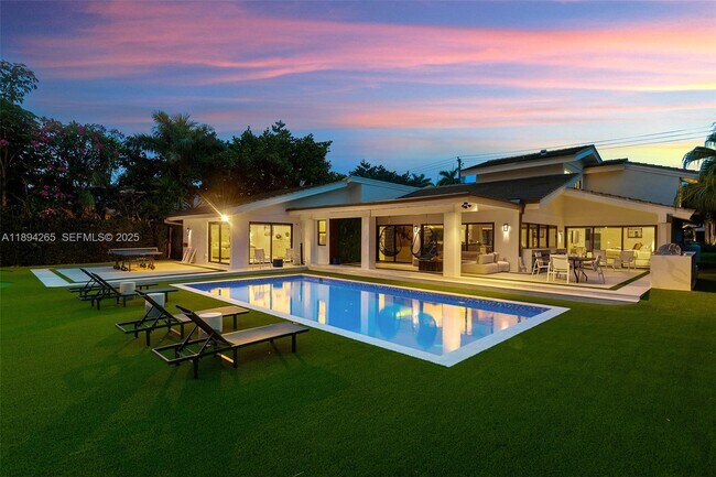 Building Photo - 207 Holiday Dr