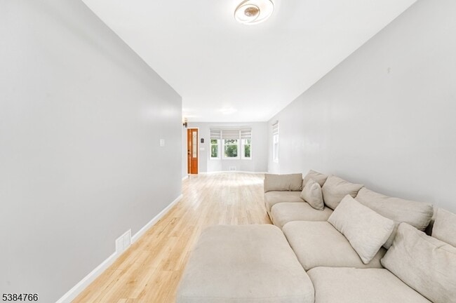 Building Photo - 425 Brook Ct