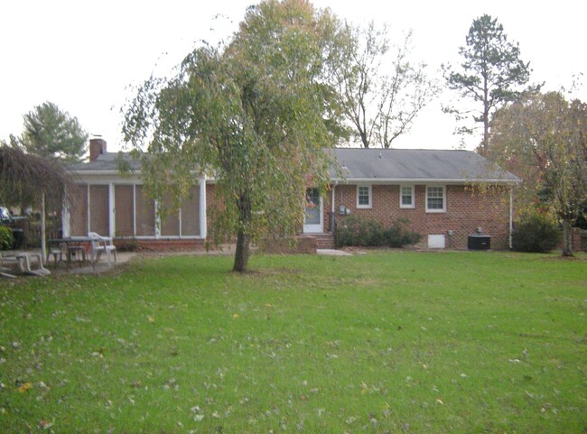 Building Photo - Brick Ranch in Hanover off Atlee Rd.