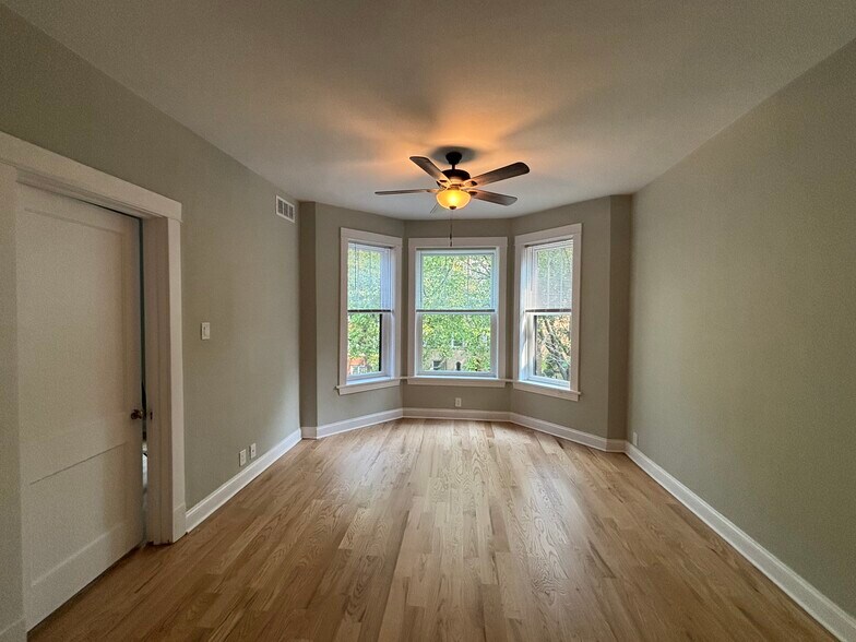 Living Room - 1429 W Thome Ave