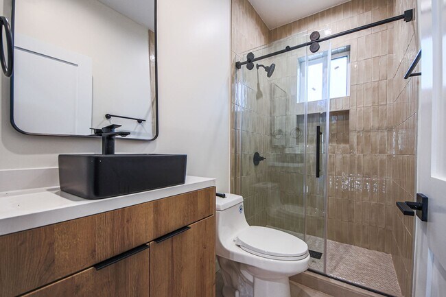 Building Photo - Ultra-Luxury Brand New 2 bed/2.5 bath and ...