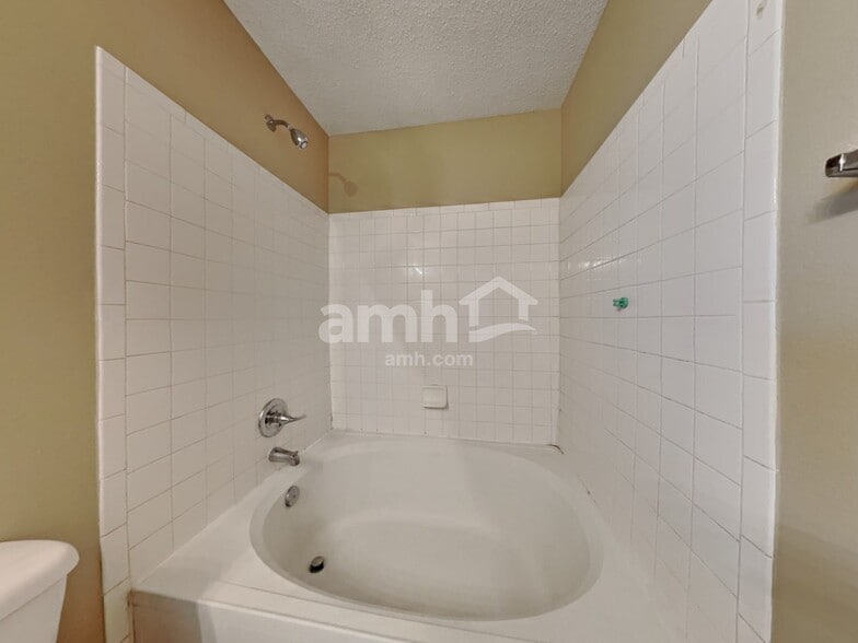 Building Photo - 10628 Glenayr Dr