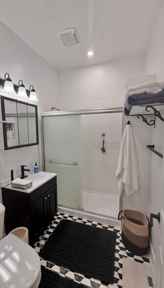 Building Photo - 948 W Addison St