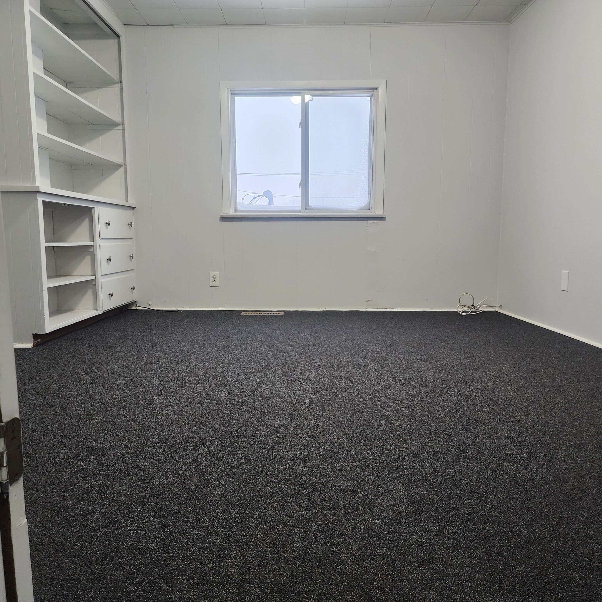 Back Bedroom with built-in shelves/drawers - 396 Norton St