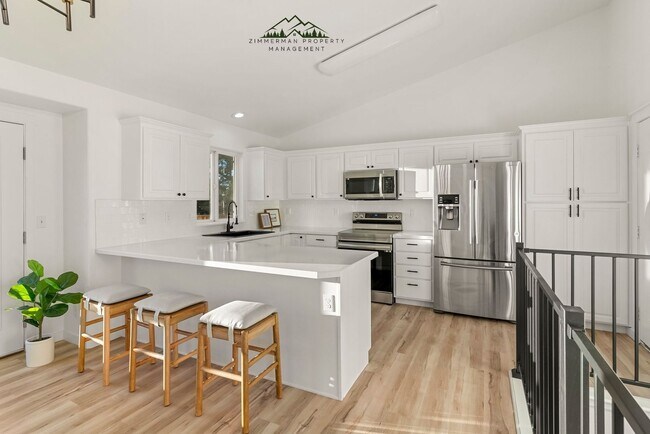 Building Photo - 4 bedroom 2.5 bathroom home with Panoramic views!