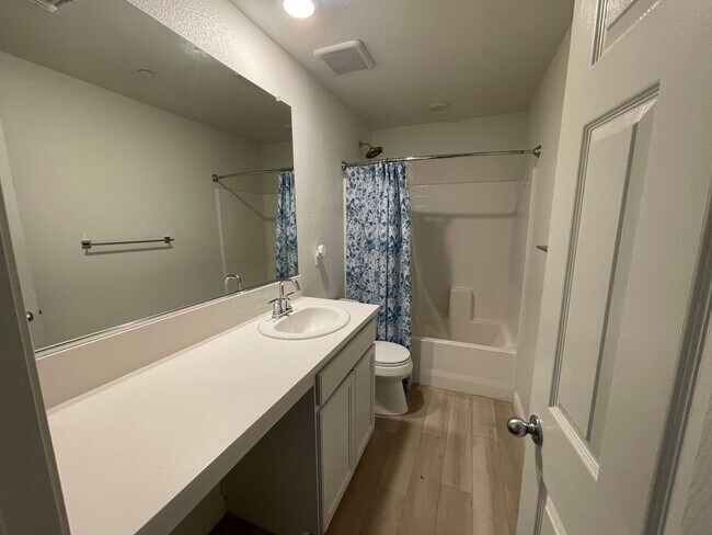 Building Photo - Modern 3 bedroom home in Gated Community