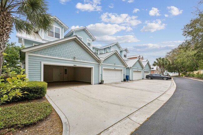 Building Photo - 3 bedroom 3.5 bath on island