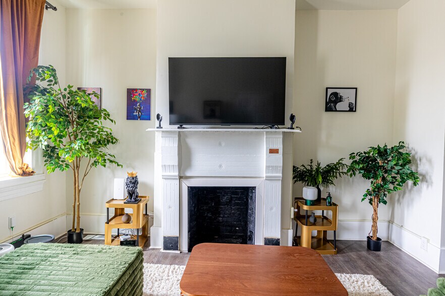 Building Photo - 2325 5th Ave