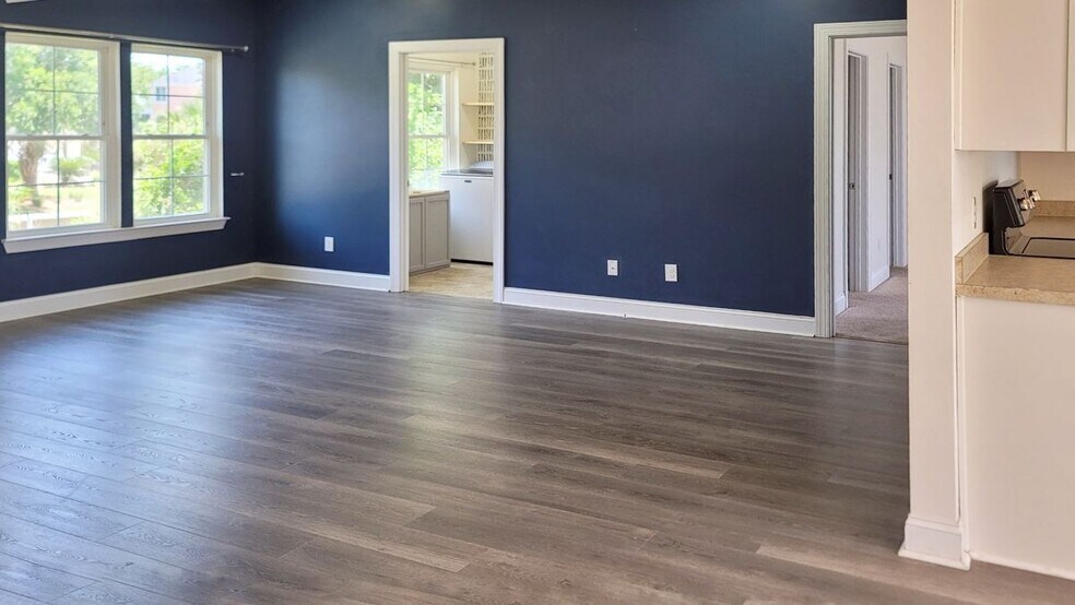 Building Photo - 255 Little Oak Dr