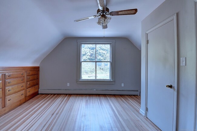 Building Photo - 93 Meadow St