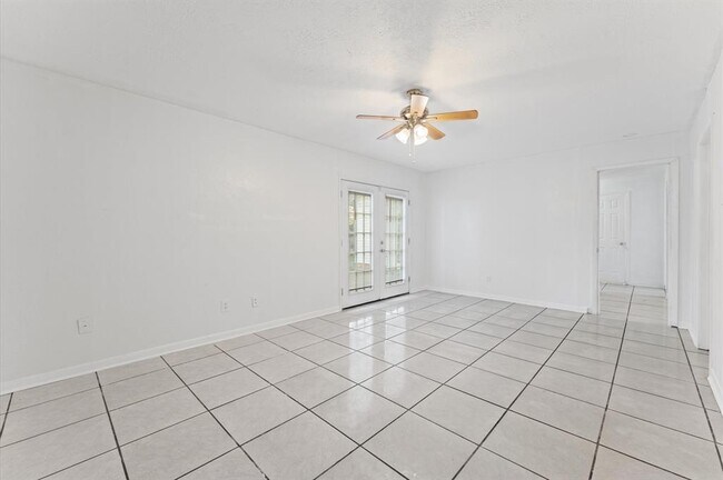 Building Photo - 13930 New Village Ln