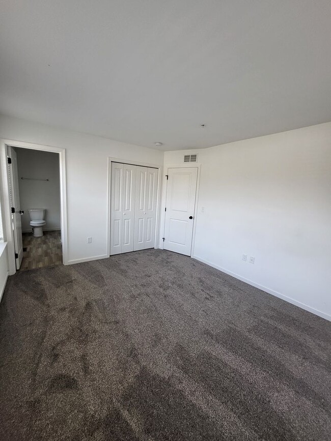 Building Photo - Spacious Modern 3 Bedroom Townhome in Annv...
