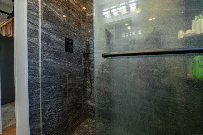 Building Photo - 21 Edge Hill Rd