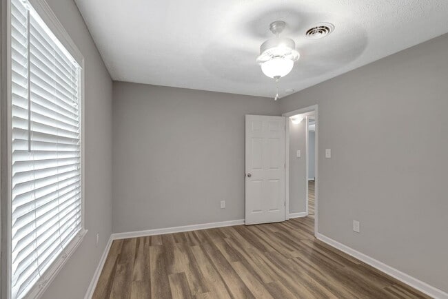 Building Photo - AVAILABLE NOW. 2 Bed 1 Bath Duplex. Locate...