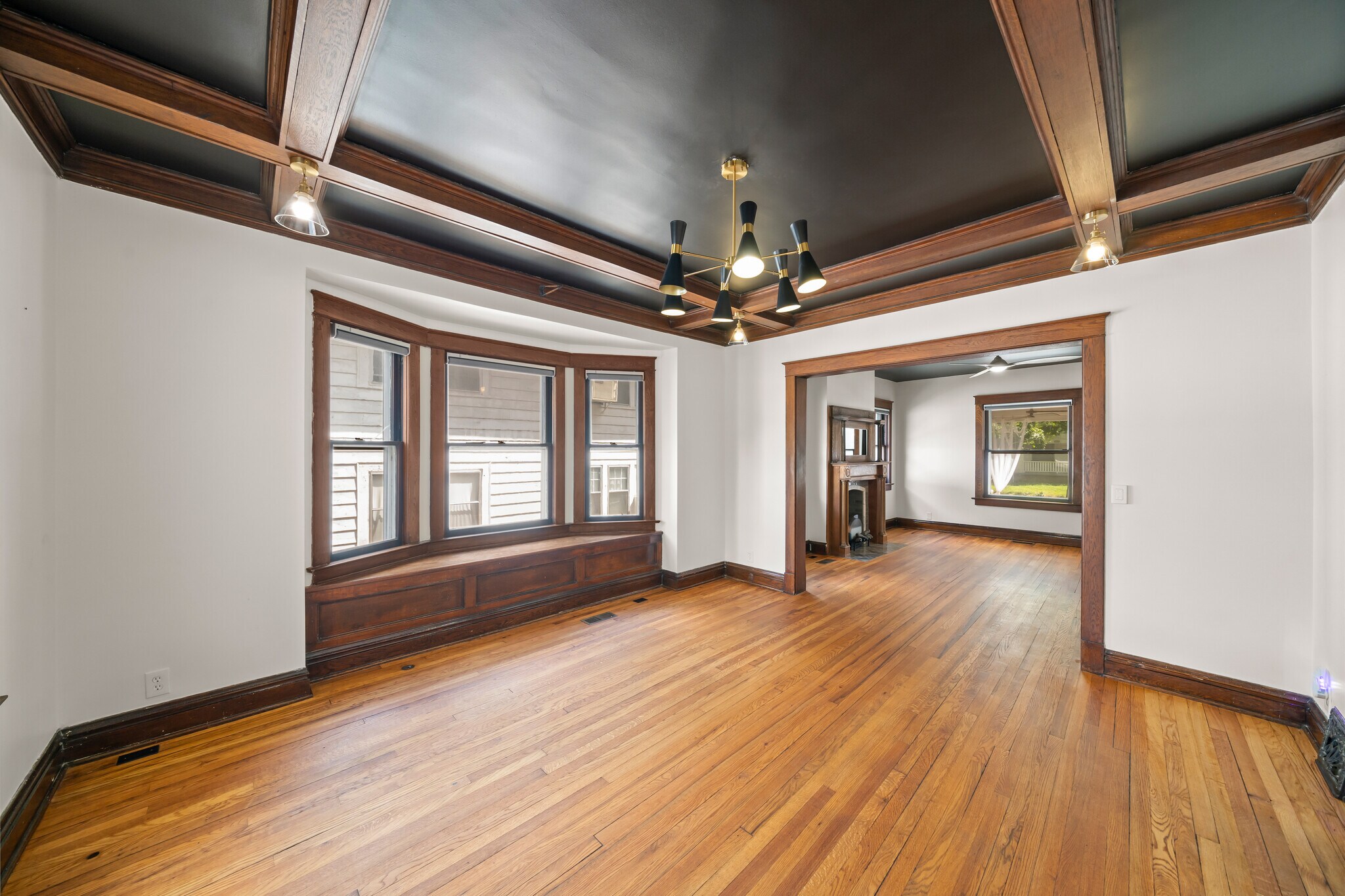 Building Photo - 834 W 39th Ter