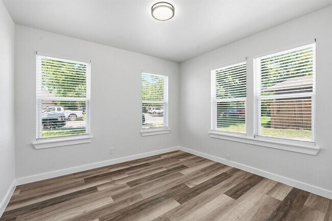 Building Photo - 1911 Hearthside Dr