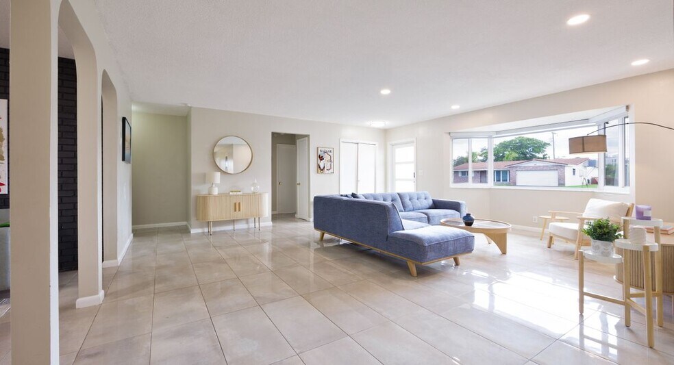 Building Photo - 609 S Crescent Dr