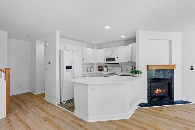 Building Photo - Recently Updated 3 Bedroom 2 Bath Home - B...