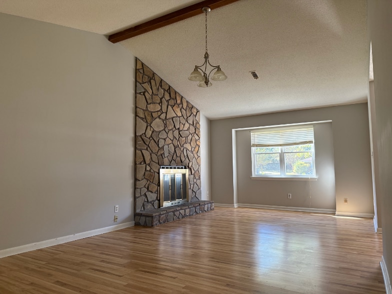 Building Photo - 9746 Wallwood Dr SE