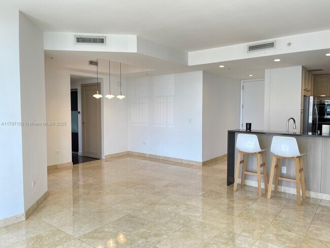 Building Photo - 801 Brickell Key Blvd
