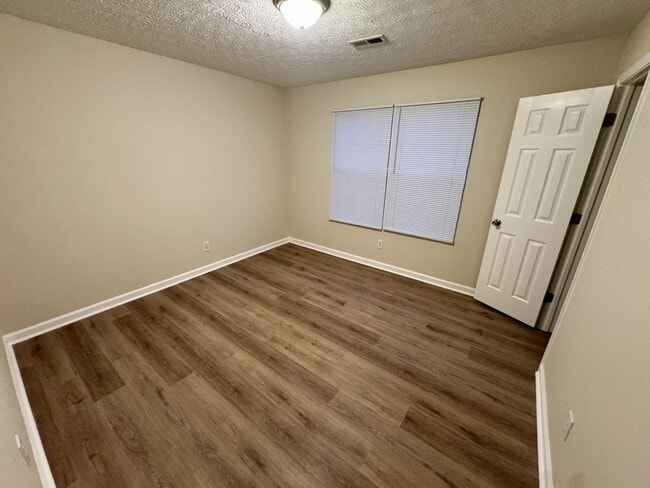 Building Photo - 200 Country Meadows Ct