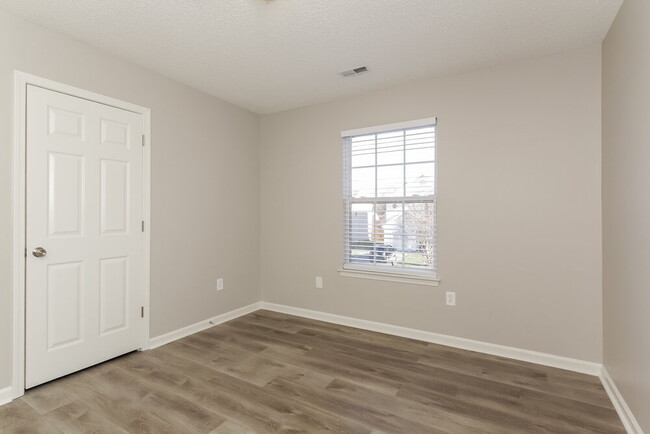Building Photo - 707 Almora Dr