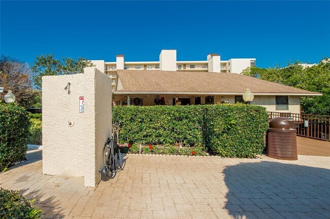 Building Photo - 2900 Cove Cay Dr